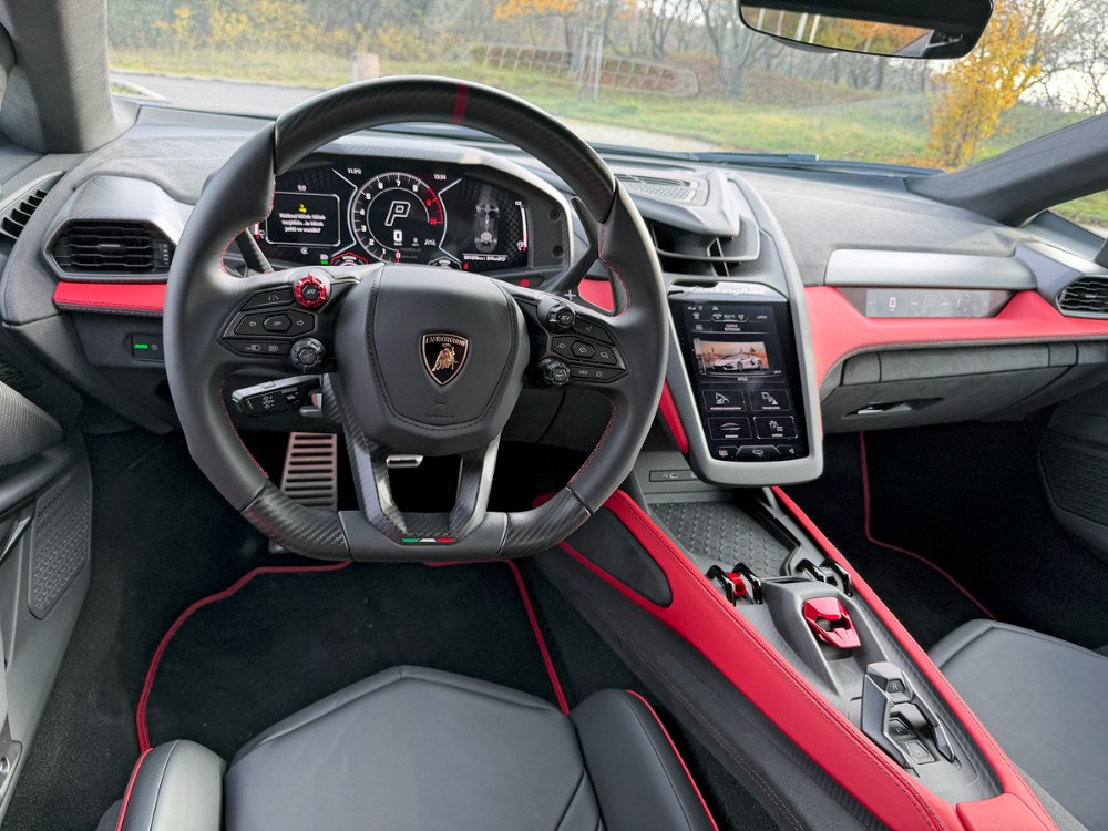 Dokonale zpracovaný interiér kombinuje kůži a matný kompozit z uhlíkových vláken. Výrazný vzhled je sladěný se stylem exteriéru