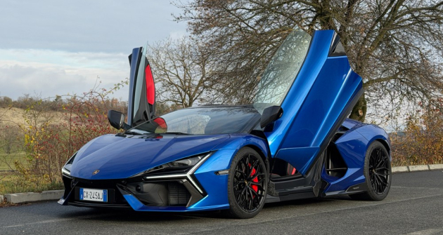 Vzhůru výklopné dveře jsou od roku 1974 nedílnou součástí představení dvanáctiválcových Lamborghini při nastupování a vystupování jejich posádky