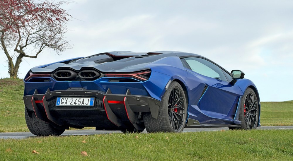 Přesunutí výfuků nahoru umožnilo zvětšit difuzor. Nad výfuky je umístěn výklopný spoiler