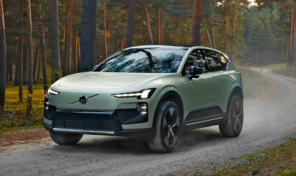 Volvo EX60 se představilo také v oblíbené outdoorové verzi Cross Country, kterou bude možné objednat už v polovině letošního roku (nahoře). Dole: Dveře se otevírají pomocí nápaditě nenápadných madel. Nabíjení je možné výkonem až 400 kW. I při pohledu zezadu: moderní, ale přesto typické Volvo