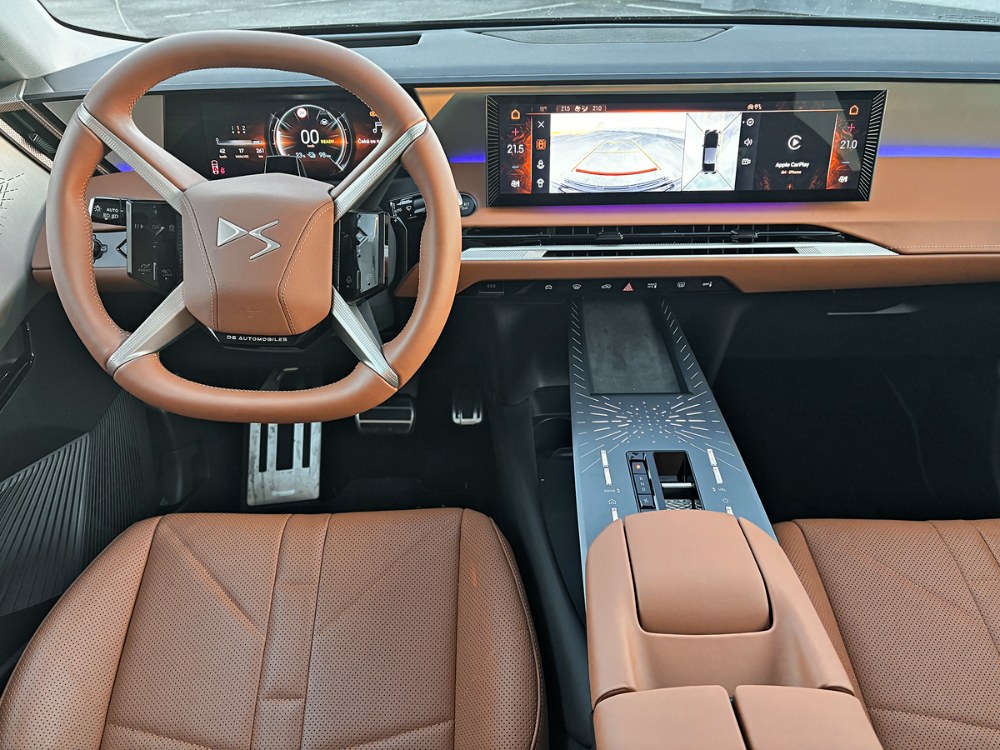 Pokus o francouzskou revoluci: atypická ramena na volantu, širokoúhlý displej multimediálního systému a v prostoru volně se vznášející středová konzola