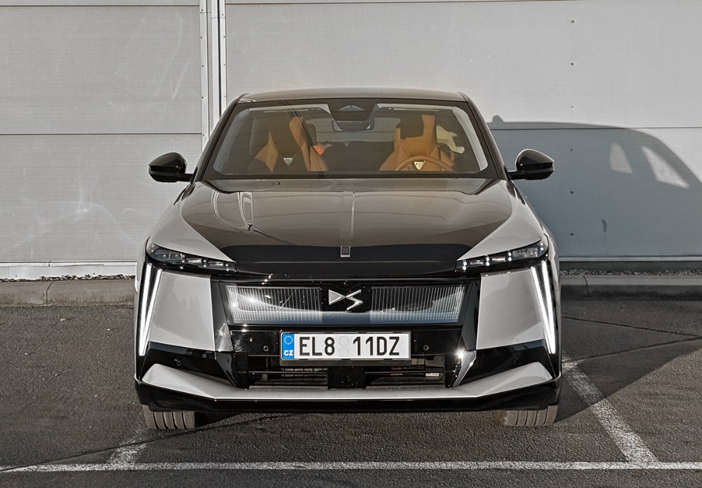 Dvoubarevné lakování karoserie DS No8 podtrhuje jeho exkluzivitu. Tenké svislé příčky masky jsou za šera podsvícené