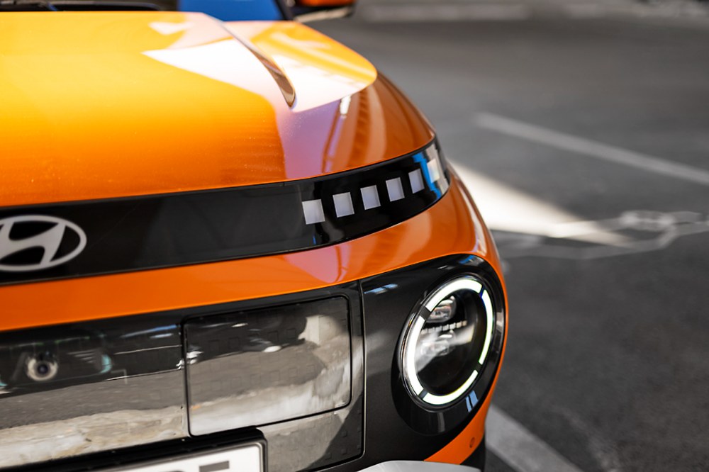 Dvojice kruhových světlometů je dominantním prvkem přídě