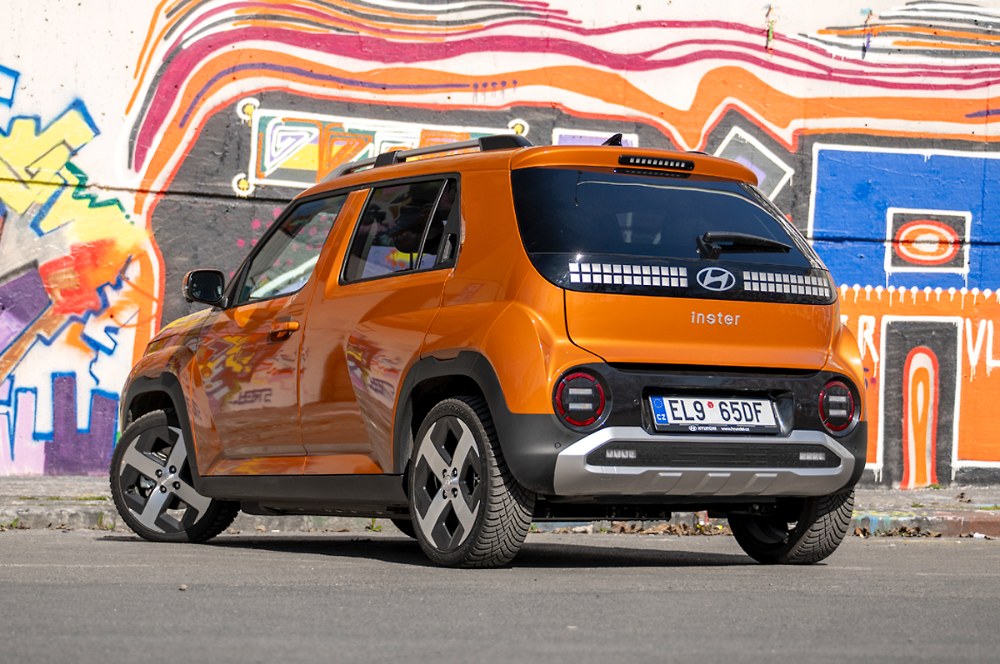 Hyundai Inster je malý a úzký městský vůz, jeho praktické využití je až překvapivé