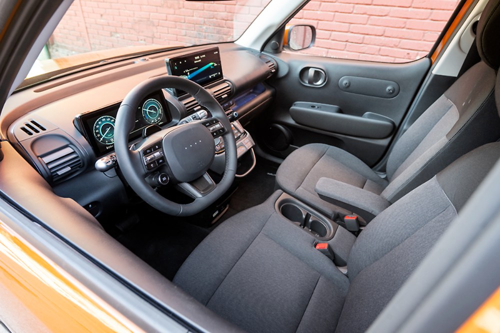 Hyundai vtipně vyřešil prostor mezi sedadly. Držáky nápojů jsou pevně spojené se sedadlem řidiče