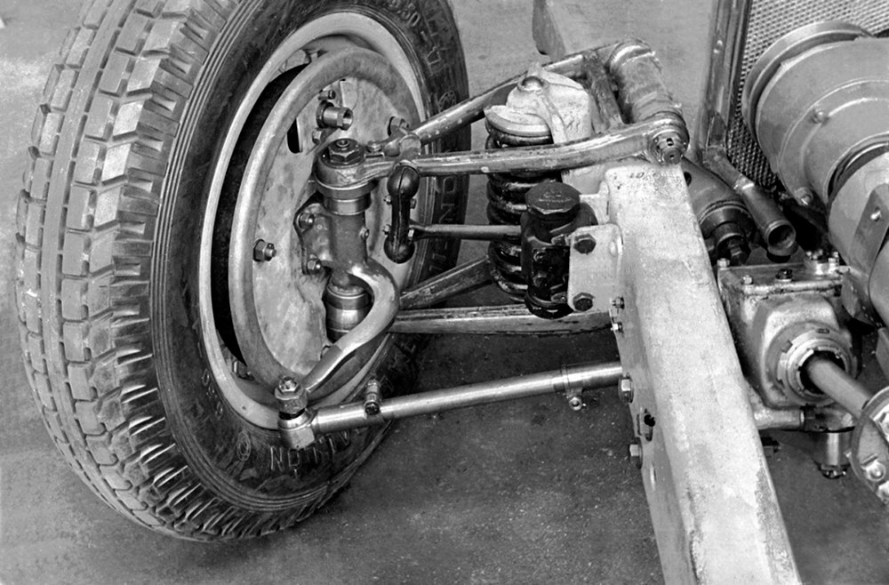 První nezávislé zavěšení předních kol První nezávislé zavěšení předních kol