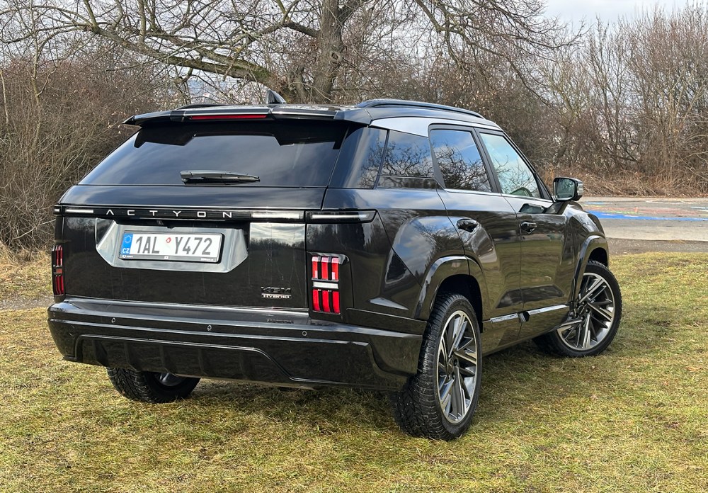 Dřívější typy značky KGM, respektive SsangYong, byly designově poměrně nekonvenční, a to především v oblasti zadních sdružených svítilen. Nový Actyon není výjimkou – zadní sdružené svítilny jako by k zbytku vozu úplně nepatřily. Společně s výraznými designovými prvky na kapotě jde však o jedinou výraznější výtku směřující k celkovému vzhledu