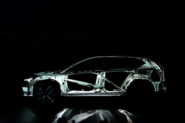 Nové Volvo EX60 s dojezdem až 810 km a cenou od 1 562 000 Kč startuje ve velkém stylu. Volvo krátce po premiéře navyšuje výrobu a v březnu jej představí na roadshow v Česku.