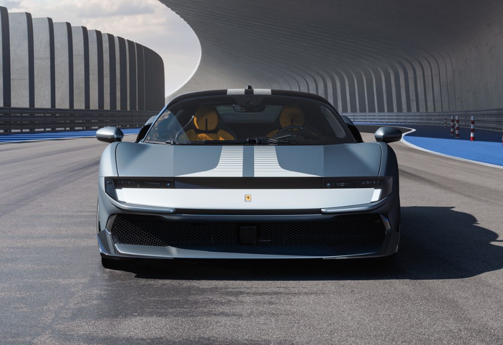 Ferrari 849 Testarossa lze objednat i v provedení Asseto Fiorano, tedy s „okruhovým“ paketem. Rozšířeným použitím komponentů z uhlíkových kompozitů spoří 30 kg a tlumiče Multimatic spolu s tvrdšími pružinami omezují naklánění karoserie o 10 %