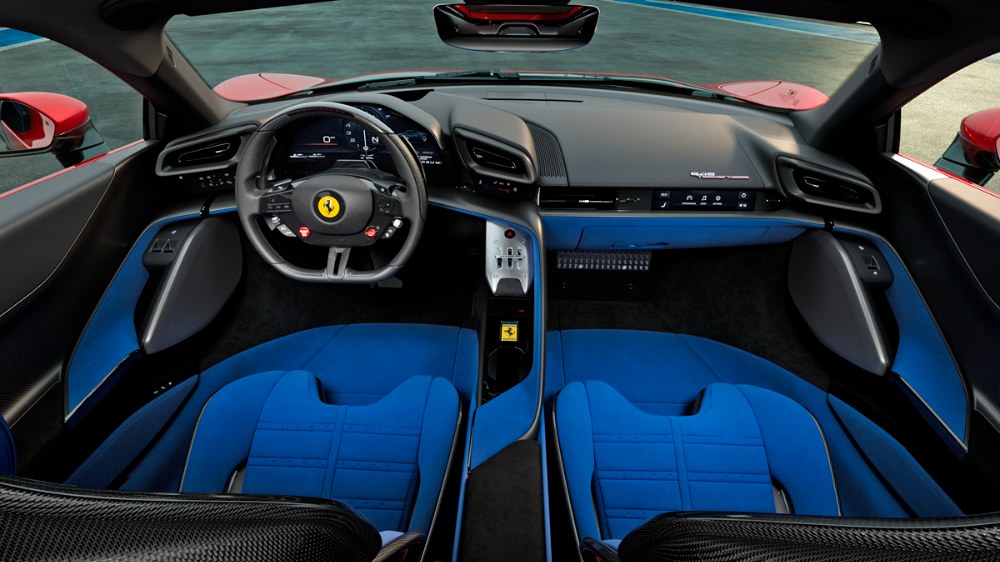 Cílem interiéru je oddělit řidiče od spolujezdce, k čemuž pomáhá příčka mezi sedadly ladící s obložením dveří