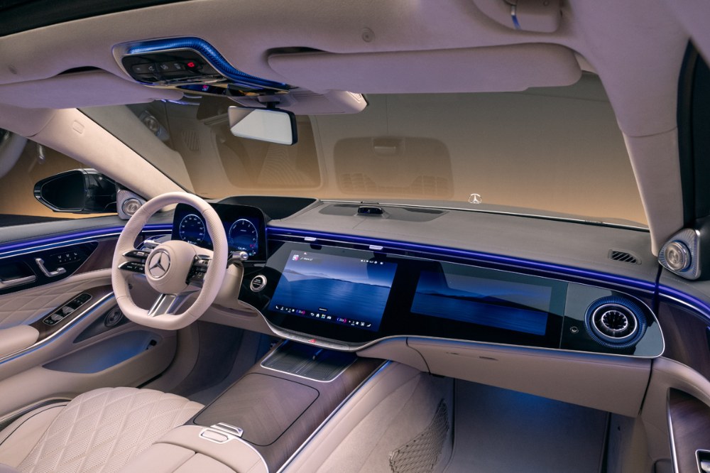 Modernizovaná třída S využívá infotainment MBUX čtvrté generace. Kombinuje více systémů umělé inteligence a přechází k ještě přirozenější komunikaci s posádkou