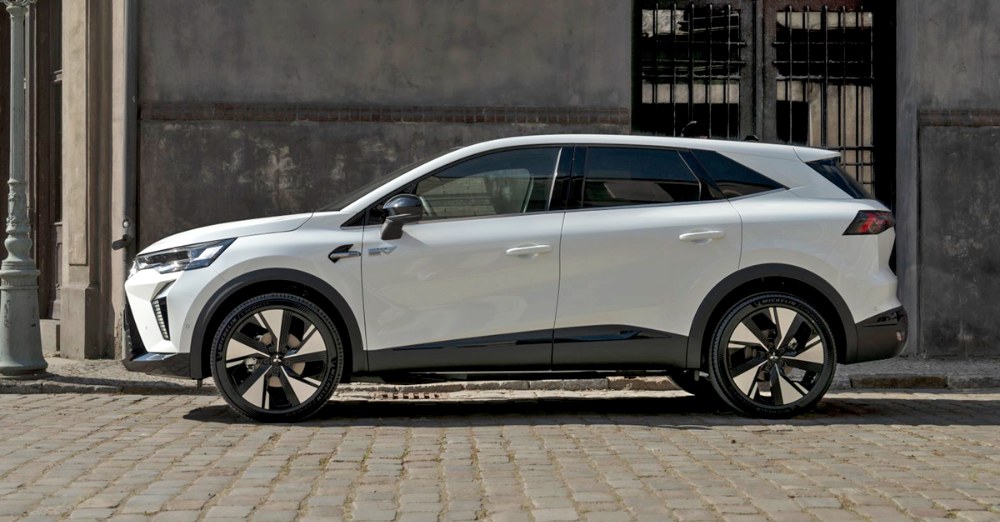 Stejně jako původní Mitsubishi Grandis má i nová generace variabilní zadní sedadla, která lze posunout, v novém vydání až o 16 cm. Zavazadlový prostor mild hybridní verze tak v základním uspořádání pojme až 576 l nákladu (hybrid 492 l)