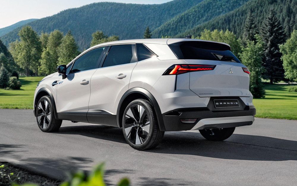 Mitsubishi pro typ Grandis nabízí kola z lehkých slitin o průměru 17 až 19 palců. Zadní partie má nést motiv plasticky tvarovaného šestiúhelníku, který má být novým rozpoznávacím prvkem budoucích vozů značky. K jeho identifikaci musíte ale mít bujnou fantazii...
