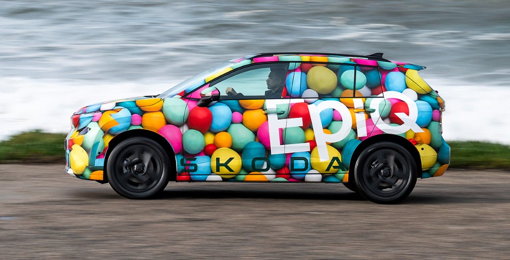 Důraz kladený na optimální využití obestavěného prostoru je zřetelný. Nad bočním zasklením se (pod kamufláží) táhne široká černá lišta, jež opticky zvětšuje zasklenou plochu