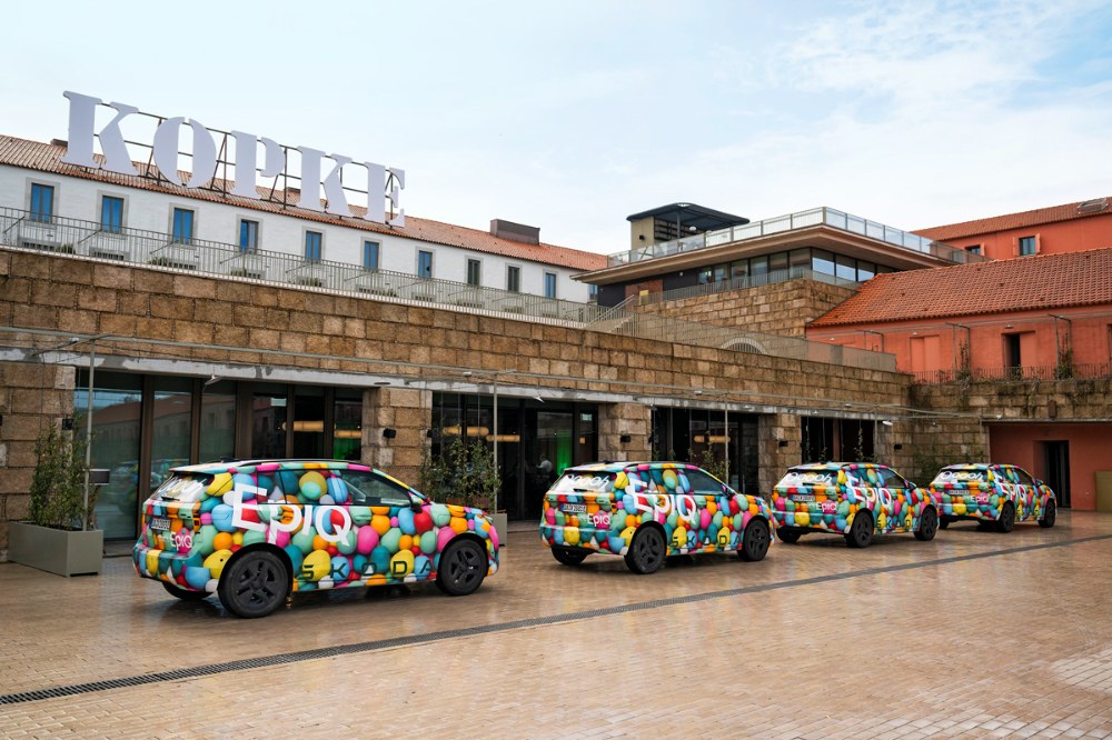 Naše jízdy v Portugalsku provázelo deštivé počasí. Pestře zbarvené neznámé vozy budily pozornost, kdekoli jsme se s nimi objevili. Proč německé registrační značky? Protože v Německu lze homologovat i prototypy