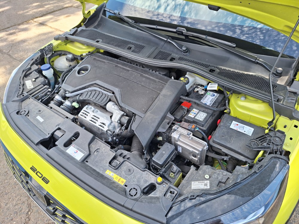 Základem mild hybridní soustavy je osvědčený tříválec 1.2 PureTech. Systém je dobře sladěný a ve městě velice hospodárný