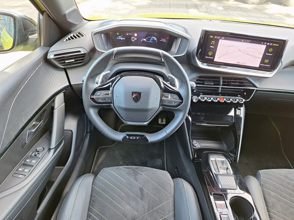 Malý volant nemusí vyhovovat všem, každého však potěší mechanické přepínače na něm i středové konzole