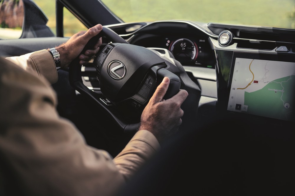Verze RZ F Sport má řízení bez mechanické zpětné vazby jako součást standardní výbavy. Volant je zde nahrazen řídítky, rozsah otáčení mezi rejdy činí 400 stupňů,