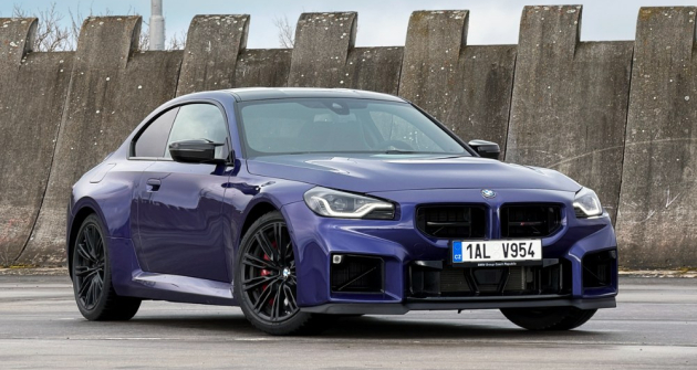 Verze CS se zepředu odlišuje gumovým splitterem na spodní hraně nárazníku a pouze jednou horizontální lamelou v každé z ledvinek namísto tří u běžné verze