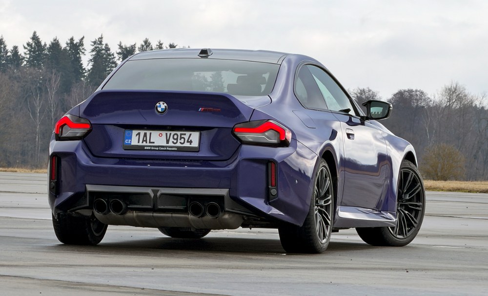 Víko zavazadlového prostoru z uhlíkových kompozitů má zvýšenou odtrhovou hranu, provedením připomíná BMW M3 CSL z roku 2003