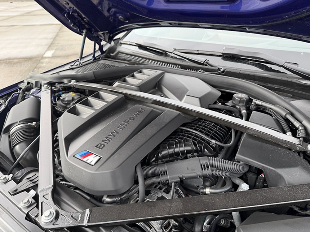 Přeplňovaný zážehový šestiválec je ve verzi M2 CS naladěný na 390 kW (530 k), tedy stejně jako v modelech M3 Competition M xDrive