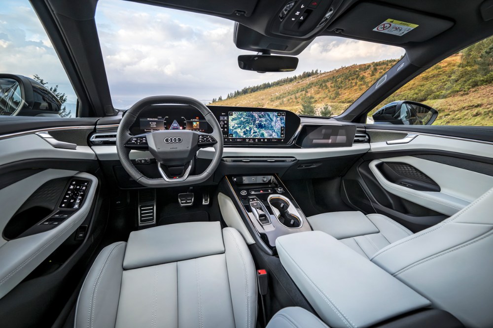 Interiér se třemi displeji je u nových modelů postavených na platformách PPC a PPE velmi podobný. Infotainment dostal koncem loňského roku logičtější uspořádání menu a intuitivnější obsluhu (vyzkoušeli jsme si to v typu Q3)