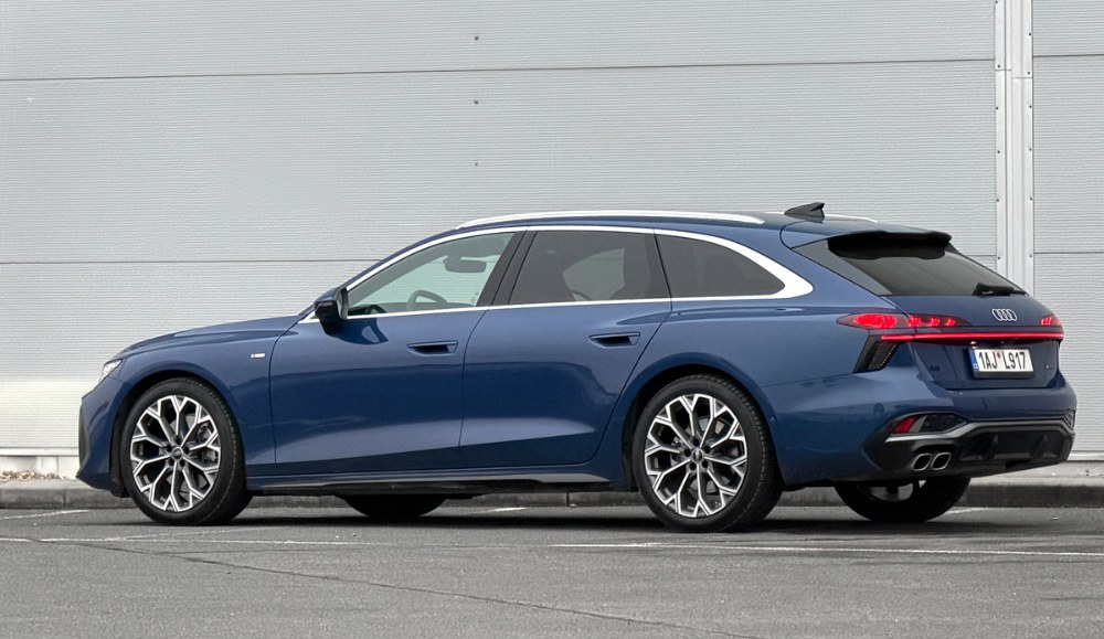 Audi A6 Avant se silně sklopeným zadním sklem sice neodveze lednici, ale vypadá i zásluhou rozšířených blatníků velmi dynamicky. Roletka kryjící zavazadlový prostor má elektrický posuv