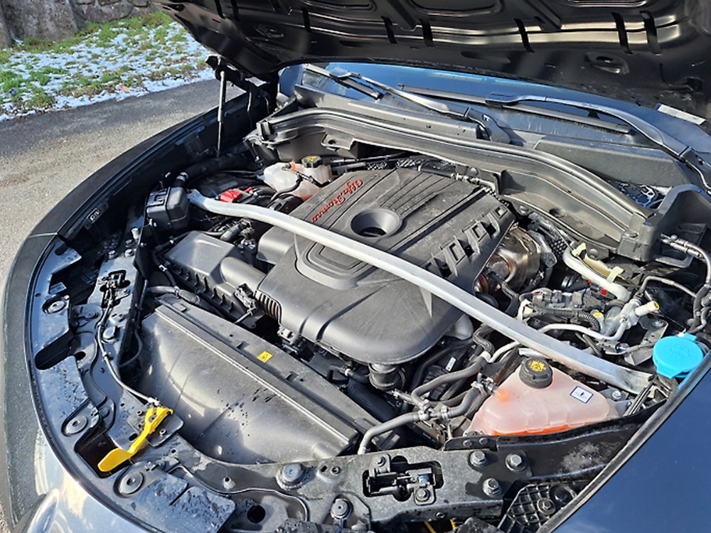 Vznětový motor exceluje točivým momentem, znamenajícím masivní zátah již z nízkých otáček. Příčka mezi horními lůžky tlumičů zvyšuje tuhost karoserie