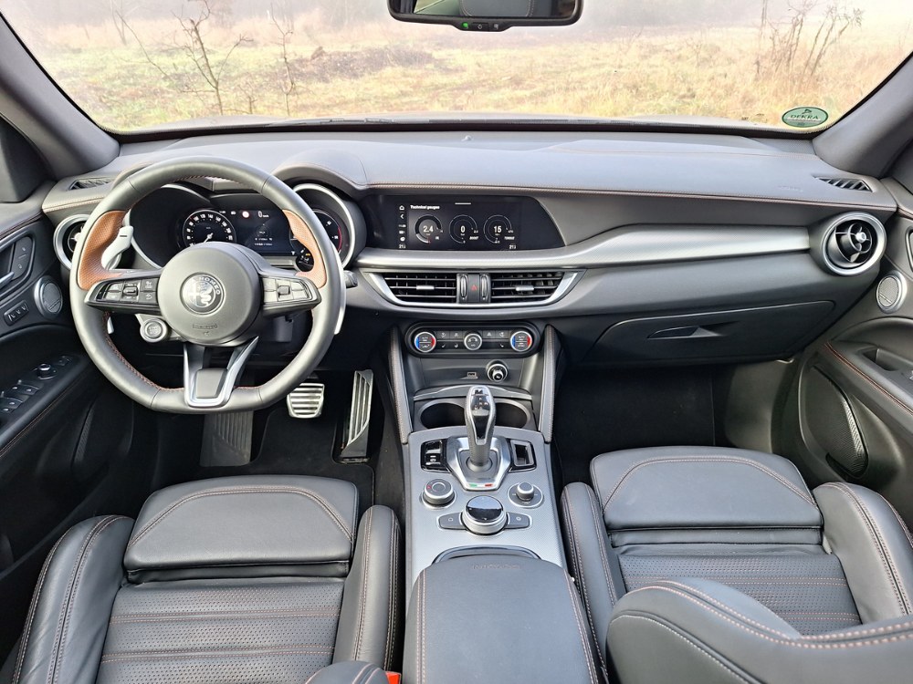 Pracoviště řidiče Stelvia je vzorem ušlechtilého staromilství. Vše je zde zaměřeno na řidiče a mechanické přepínače jsou rozmístěny v logických celcích