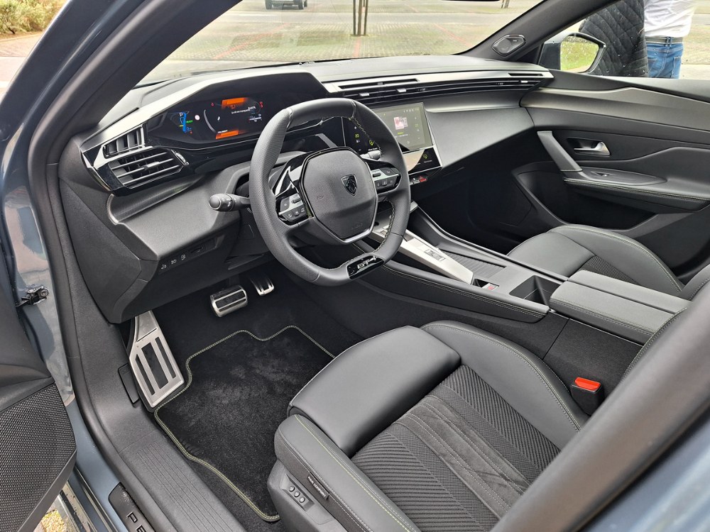 Řešení i-Cockpit s malým volantem a výhledem na přístrojový štít až nad jeho věncem zůstalo zachováno. Upravena byla grafika difitálního štítu a mutimediální systém dostal nové funkce