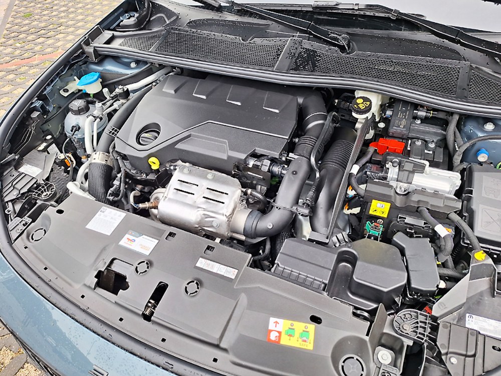 Plug-in hybridní provedení prošlo největší porcí změn. Má výkonnější elektromotor a akumulátor s větší kapacitou