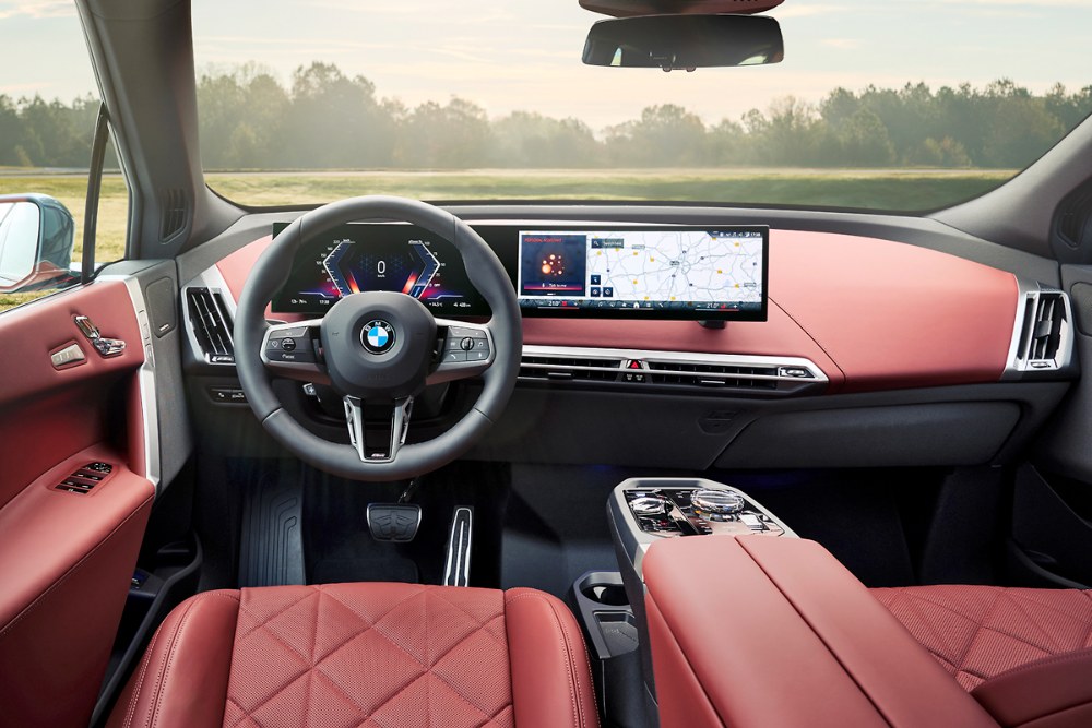 Silnou stránkou BMW iX je řešení interiéru čistými plochami, vytvářející pocit prostoru a vzdušnosti. Pozice za volantem se nese v typickém stylu BMW
