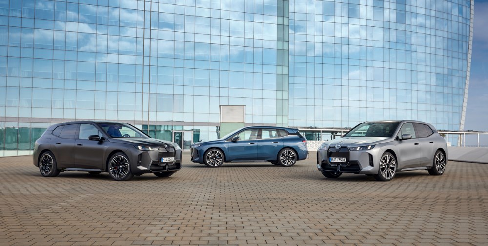 BMW iX je k dispozici ve třech verzích: 45, 60 a M70 s výkony od 300 do 485 kW (408 až 659 k)