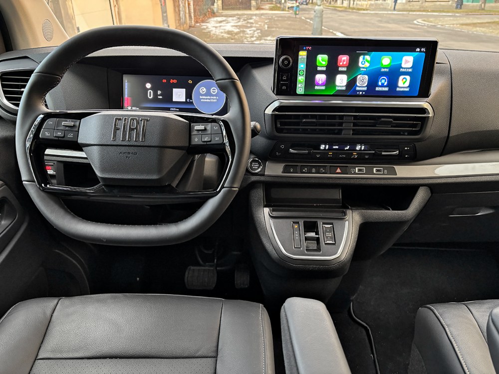 Přehledný a ergonomicky ­zdařilý interiér se napříč značkami koncernu Stellantis, a také u japonské Toyoty Proace, liší pouze logem na airbagu. Přední sedadla mohou být vybavena dokonce masážní funkcí
