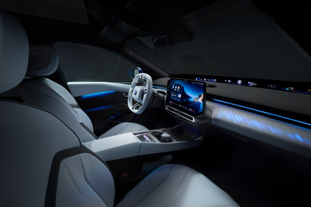 Neobvyklý koncept palubní desky se představil již na typu iX3. BMW v něm sází na průběžný projekční displej pod čelním sklem a dotykový centrální monitor