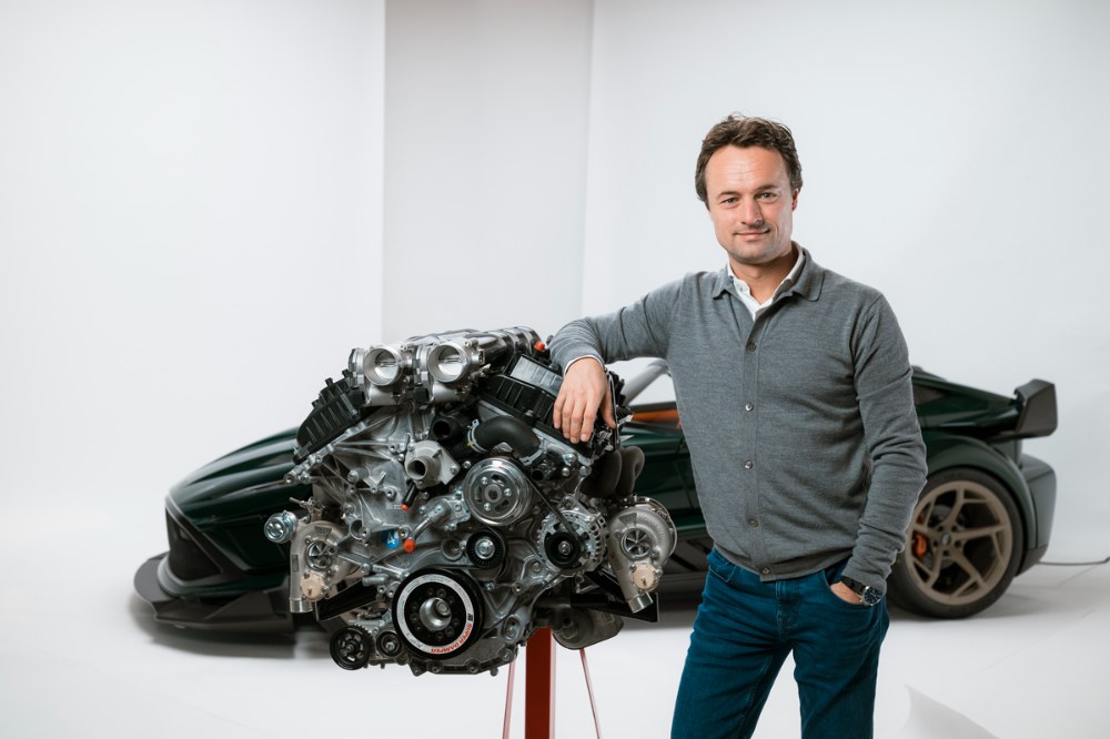 Současný ředitel Denis Donkervoort u nového modelu P24 RS