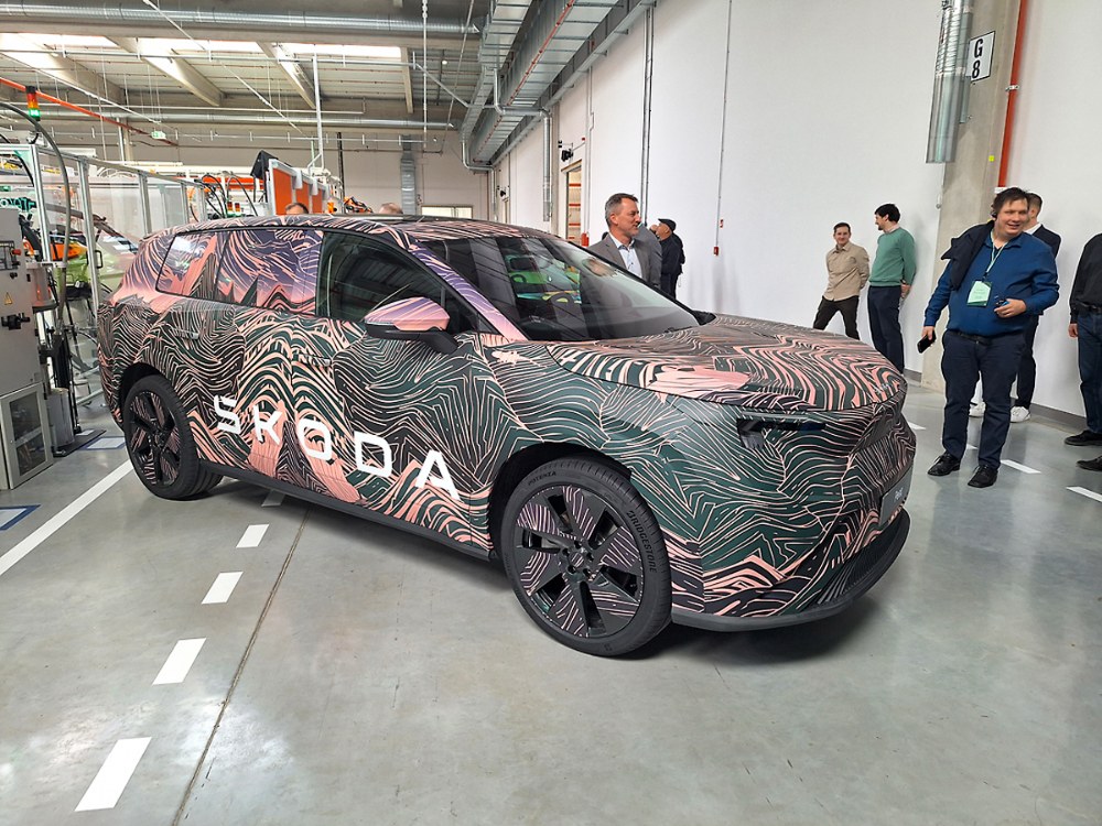 Překvapením se stalo odhalení prototypu velkého, až sedmimístného elektrického SUV Škoda Peaq. Jezdili jsme s ním na konci března v Itálii a představíme vám jej v květnovém Automobilu. Peaq paradoxně akumulátory, jež se vyrábějí za ním, nedostane. Vznikají zde totiž systémy s články LFP, zatímco Škoda Peaq bude mít výkonnější akumulátory NMC