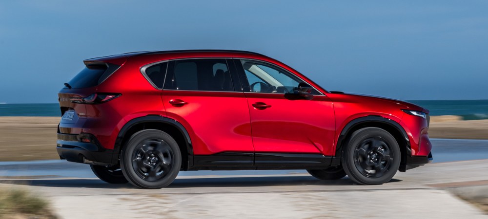 Nová generace Mazdy CX-5 je o 140 mm delší než předchůdce, zachovává si ale jeho dynamické proporce