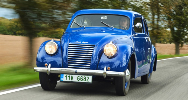 „Dálnicový“ Rapid vyniká skloněným čelním sklem, zaoblenou kapotou bez masky a částečně zapuštěnými reflektory. Jde o historicky první automobil Škoda, jehož makety byly doložitelně zkoušeny v aerodynamickém tunelu