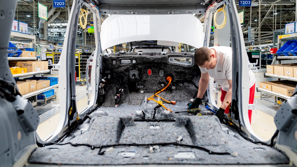SUV Kia EV2 se po boku většího a technicky příbuzného hatchbacku EV4 vyrábí výhradně v Žilině. Na snímku z montáže je patrná mohutná vrstvená struktura tlumicích materiálů