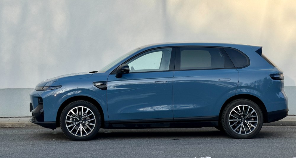 Leapmotor B10 svými rozměry spadá do stejné kategorie jako Škoda Elroq. Jeho rozvor činí 2735 mm, tedy o 30 mm méně než u vozu z Mladé Boleslavi (2765 mm). Na délku je však Leapmotor B10 o 27 mm delší (4515 vs. 4488 mm). ­Osmnáctipalcová kola z lehkých slitin jsou jedinou dostupnou velikostí