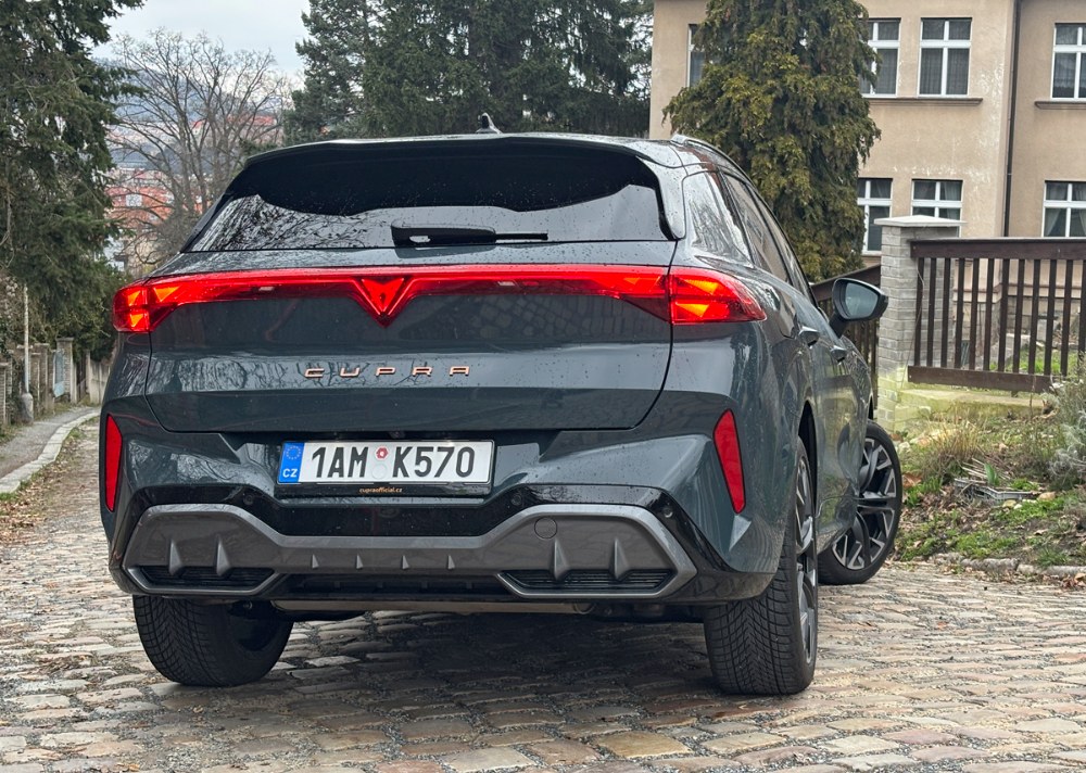 Přestože jde o nejvýkonnější verzi, typ Terramar nemá vzadu pro značku Cupra typickou čtveřici koncovek výfuku