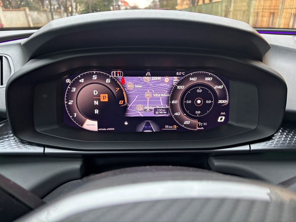 Digitální přístrojový štít dokáže mimo jiné zobrazit i navigační mapu. Motoru nejvíc vyhovuje střední pásmo využitelných otáček