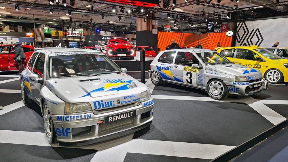 Nové Clio bylo středem stánku Renaultu na letošním Rétromobile (viz AR 3/’26). V popředí závodní speciály prvních generací