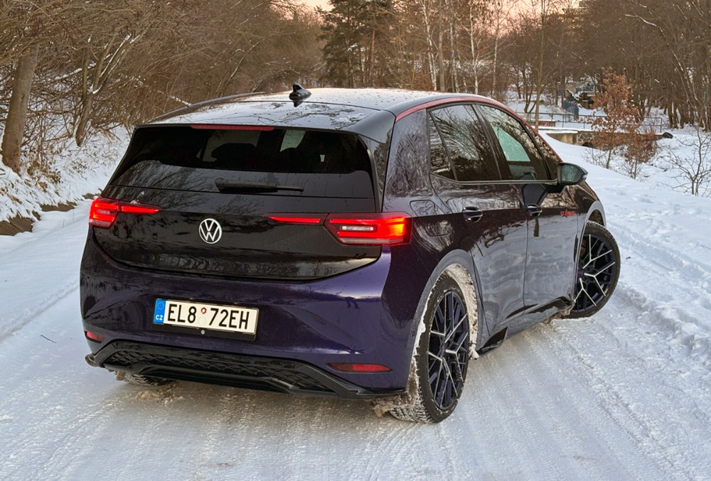 Volkswagen ID.3 GTX je sportovně laděný derivát typové řady ID.3, přičemž provedení Fire &amp; Ice se liší především výbavou