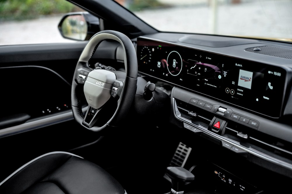 Pracoviště řidiče je efektní s praktickou kombinací digitálních prvků a klasických mechanických přepínačů