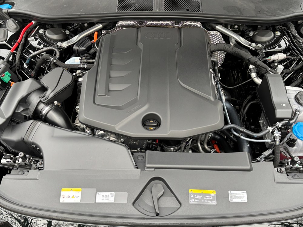 Plug-in hybridní verzi Audi A6 tvoří přeplňovaný dvoulitrový čtyřválec EA888 doplněný o synchronní elektromotor s permanentními magnety integrovaný v převodovce. Systém je nabízen ve dvou výkonových variantách