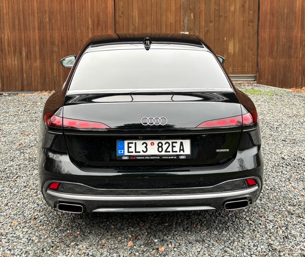 Nové Audi A6 Sedan se vrací k čistším, zaoblenějším tvarům a řešením zádě připomíná generaci C5 z roku 1997. Testovaný automobil se navzdory elektrifikaci mohl pochlubit výraznými koncovkami výfuku