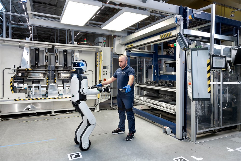 Zásluhou umělé inteligence si robot umí předat předměty s lidmi – to je činnost vypadající jednoduše pouze zdánlivě...