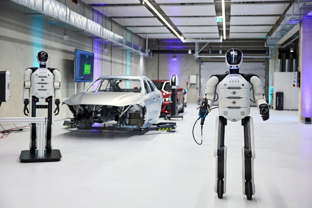 Švýcarská firma Hexagon vyvinula roboty AEGON jako univerzální řešení. Dvojice koleček zajišťujících pohyb rychlostí až 9 km/h je pro použití ve výrobních halách s hladkou podlahou nejvýhodnější řešení